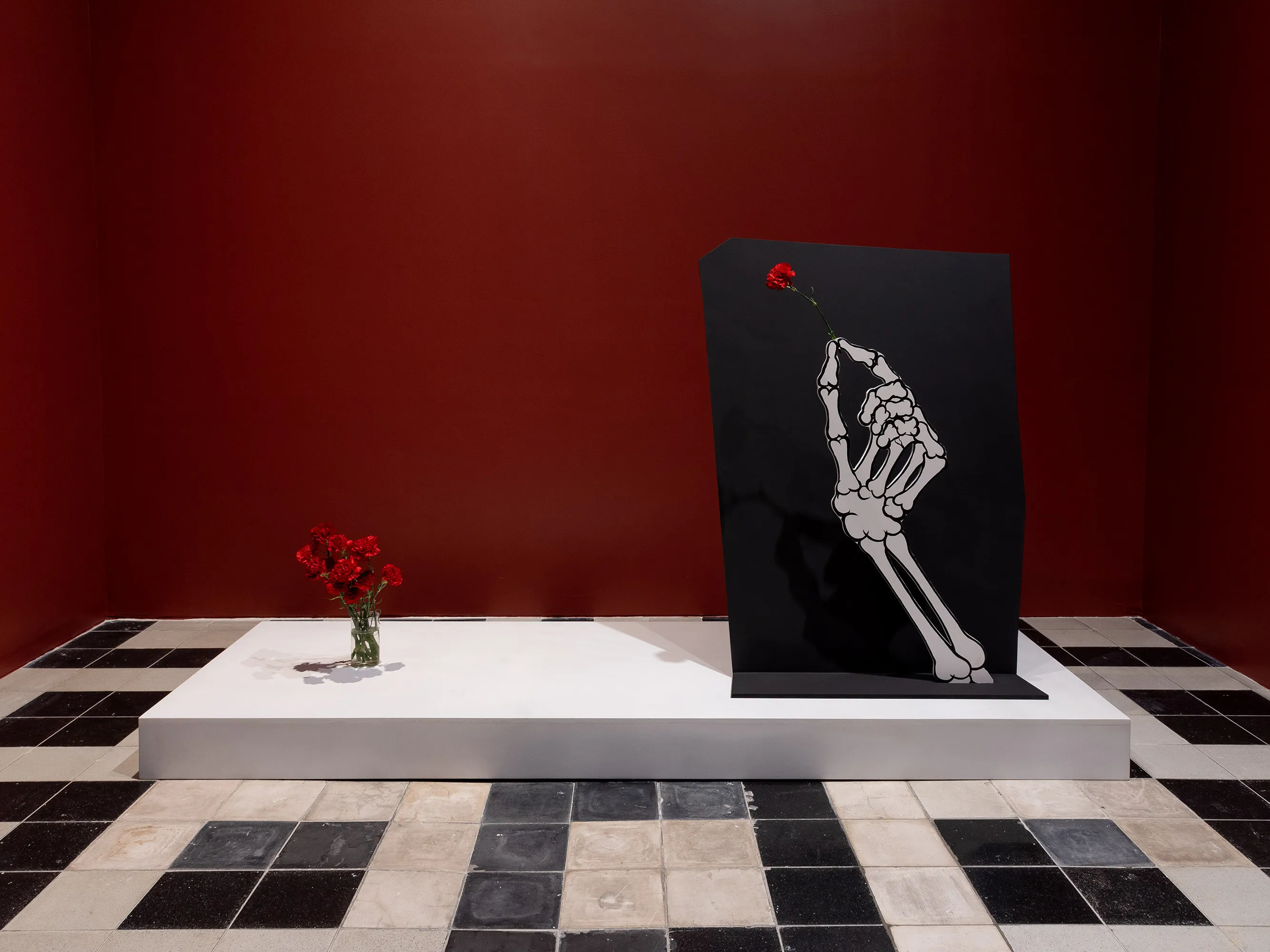 Un cuarto donde habitan las sombras, Una escena donde el vitral, la fotografía y lo sobrenatural construyen un imaginario 